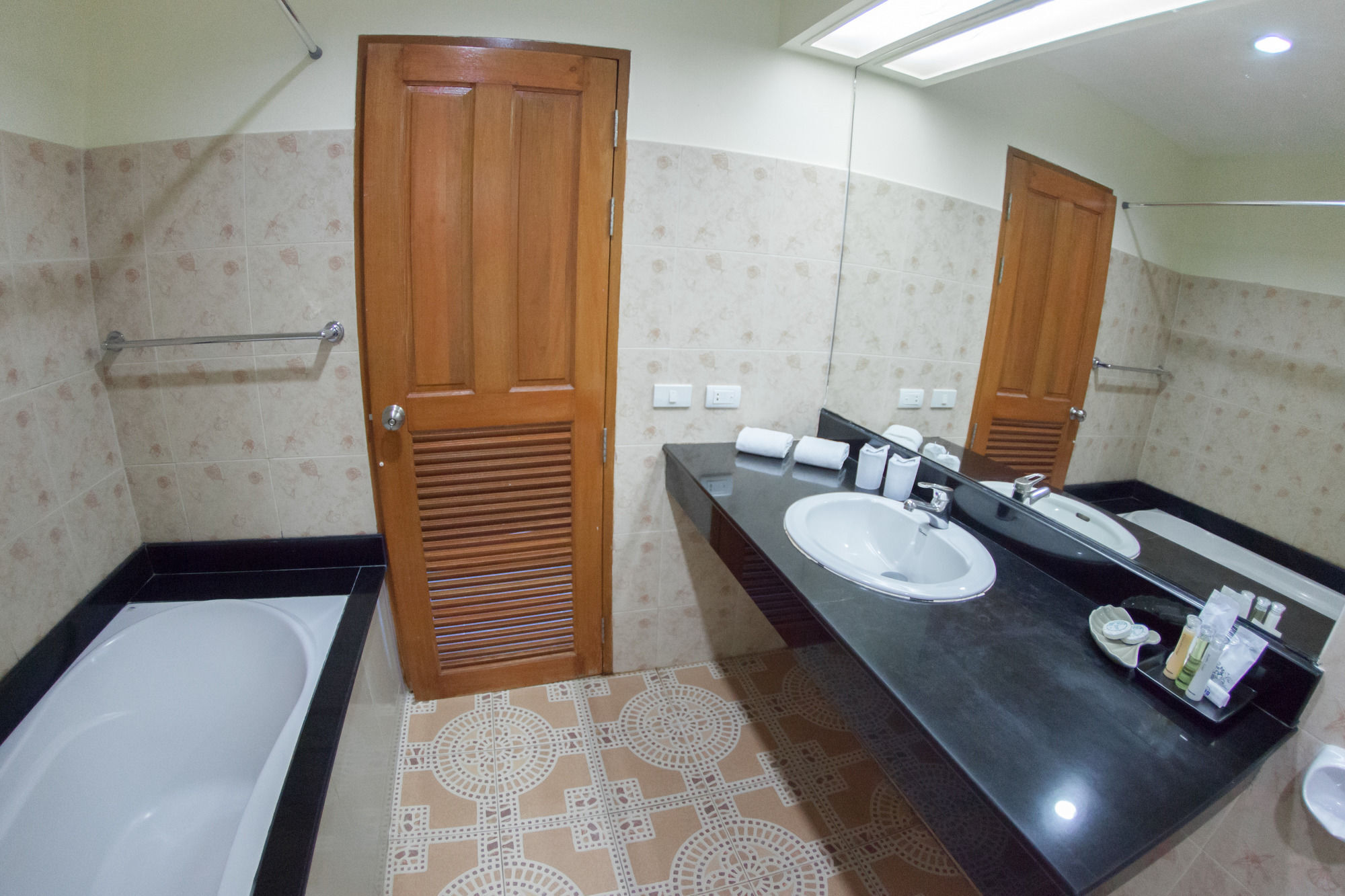 Chalong Beach Hotel Phuket Rawai Экстерьер фото